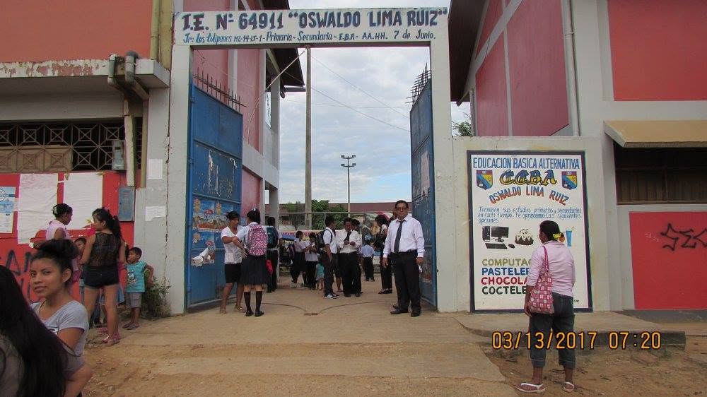 Ingreso principal del colegio con el letrero I.E. N° 64911 Oswaldo Lima Ruiz.