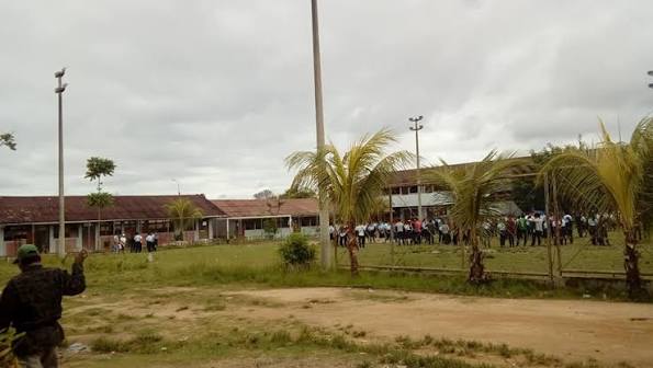 Campo central del local escolar durante una jornada al aire libre.